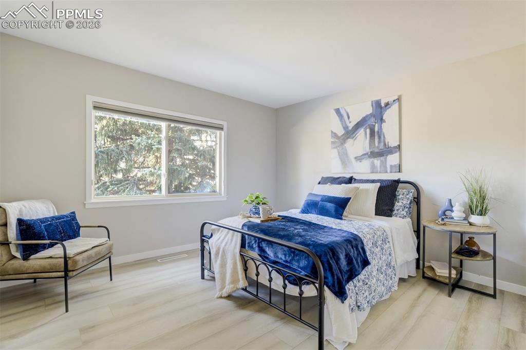 Image 16 of 50: Bedroom