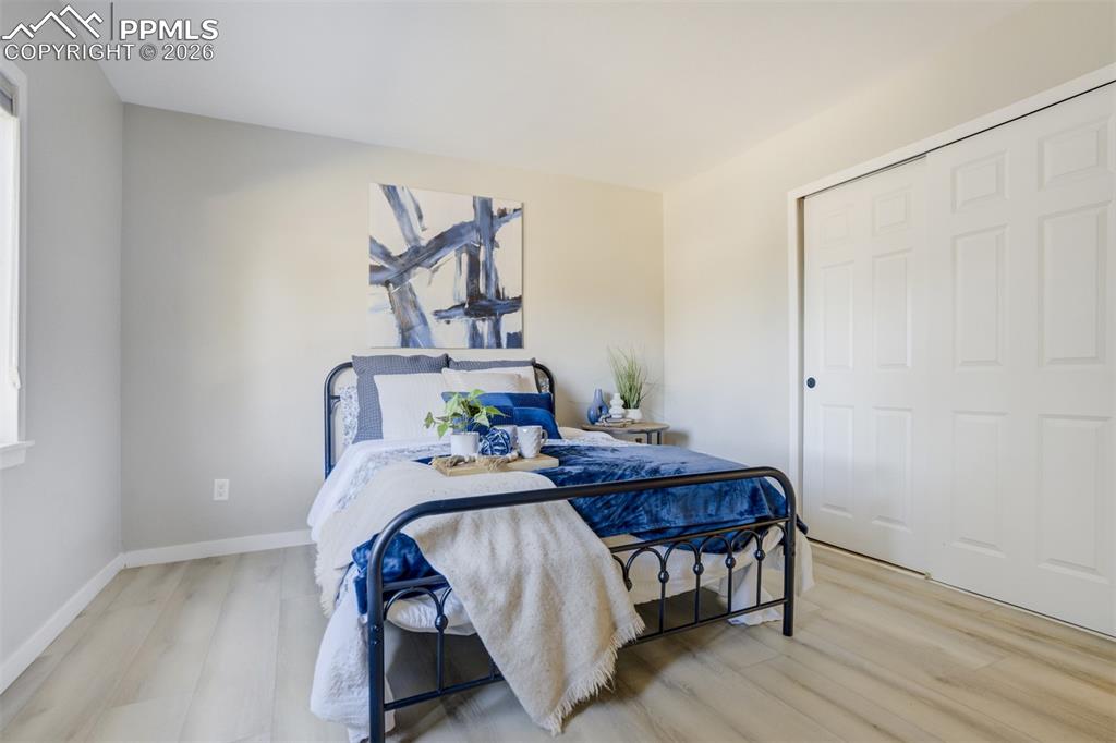 Image 17 of 50: Bedroom