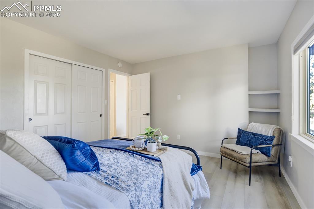 Image 18 of 50: Bedroom