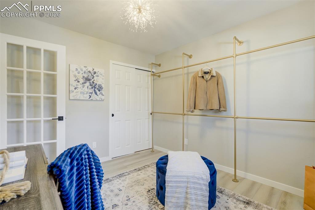 Image 23 of 50: Bedroom