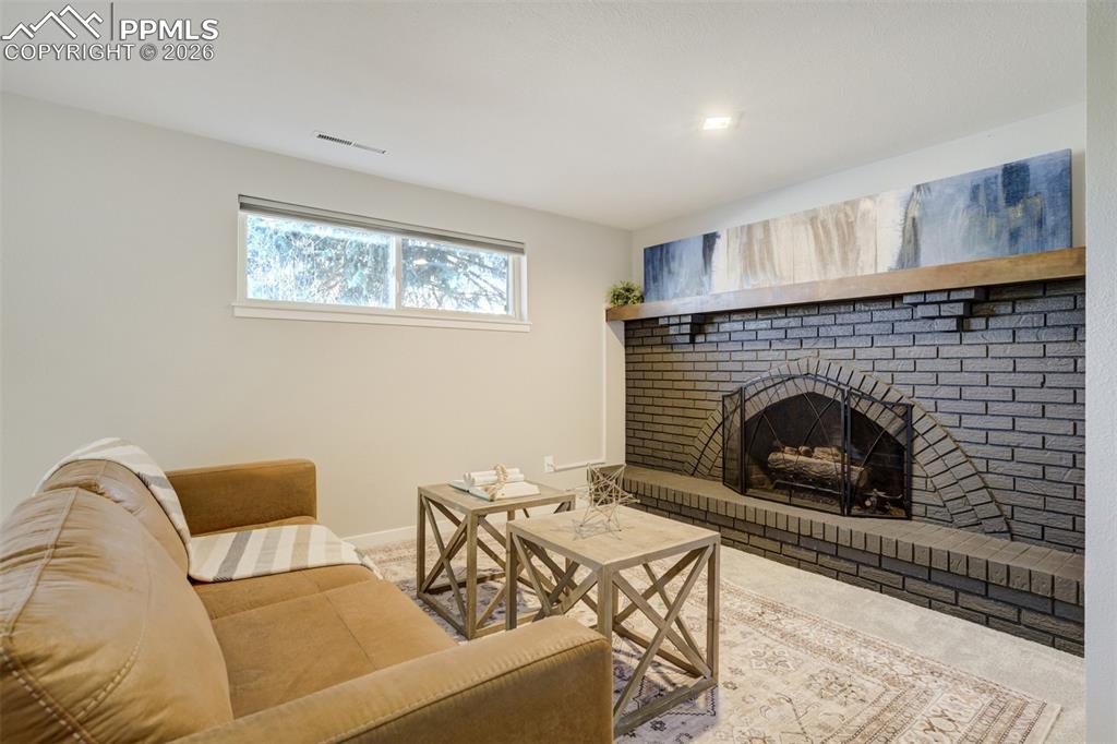 Image 25 of 50: Living Room