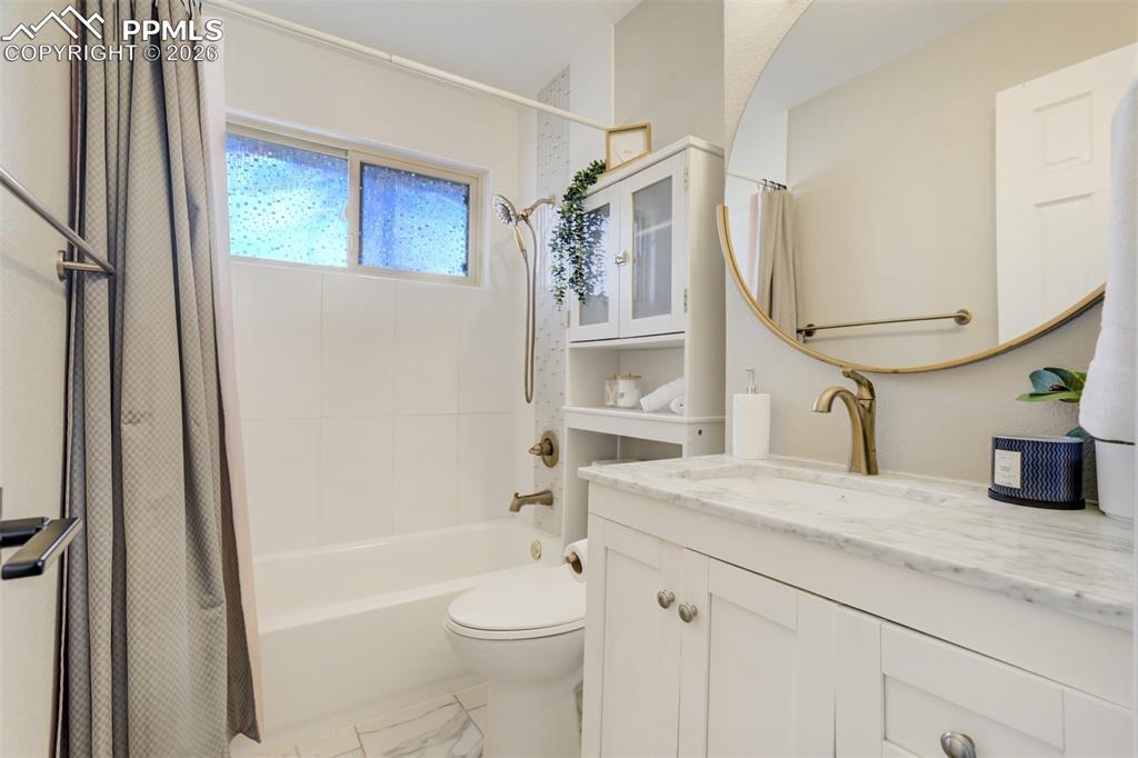 Image 29 of 50: Bathroom