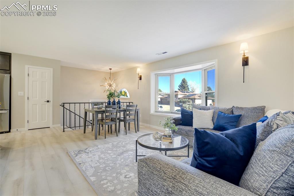 Image 33 of 50: Living Room