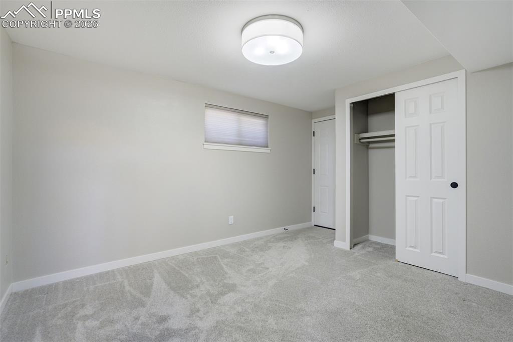 Image 35 of 50: Bedroom