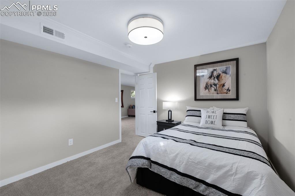 Image 36 of 50: Bedroom