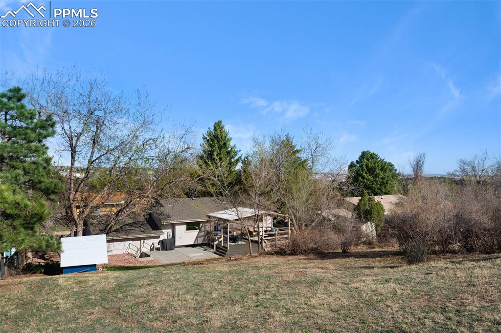 Image 40 of 50: Yard