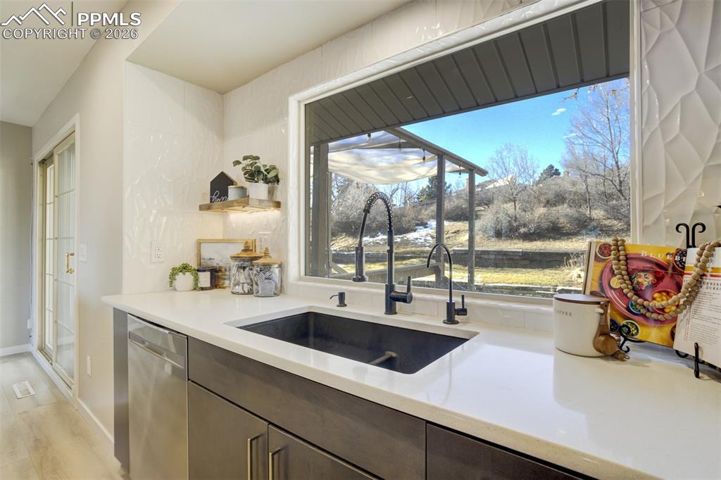 Image 8 of 50: Kitchen