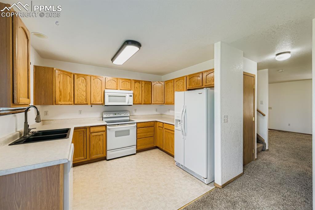 Image 10 of 43: great counter space