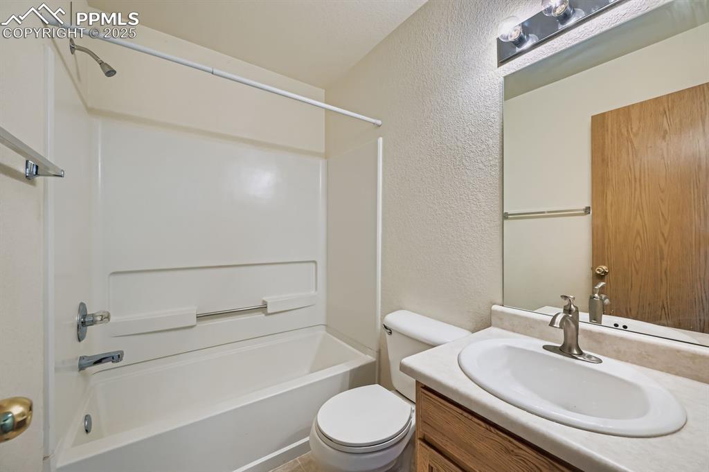 Image 34 of 43: full hall bath upper