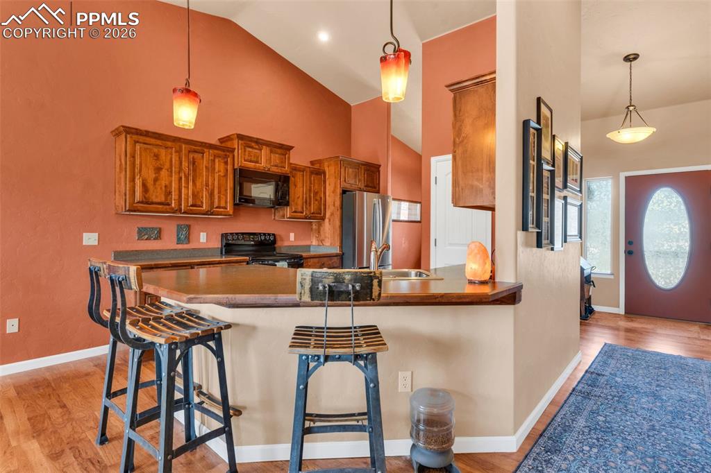 Image 15 of 45: Kitchen