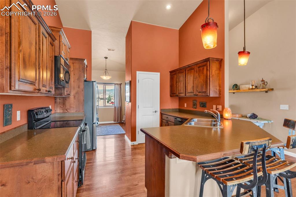 Image 16 of 45: Kitchen