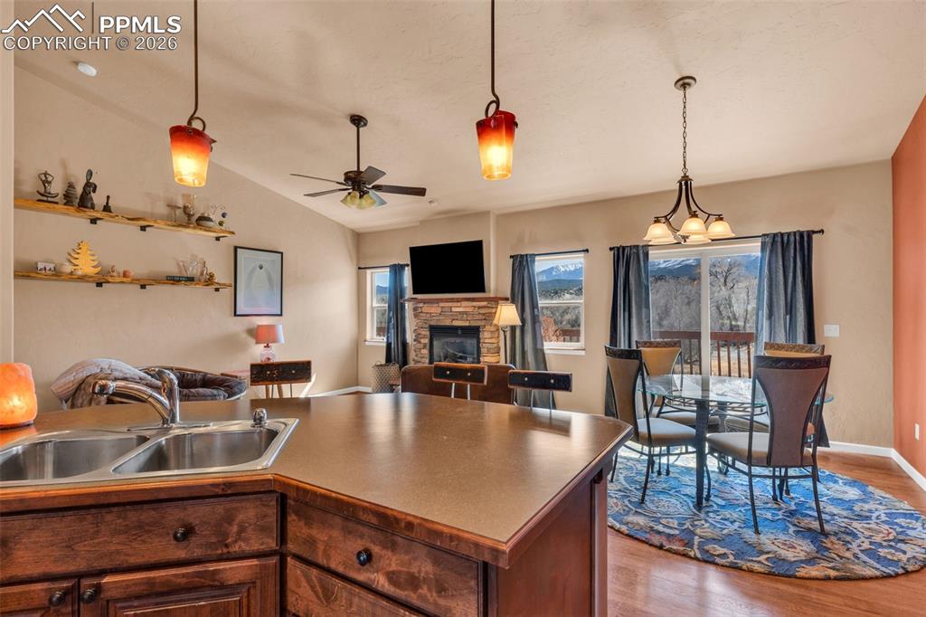 Image 17 of 45: Kitchen