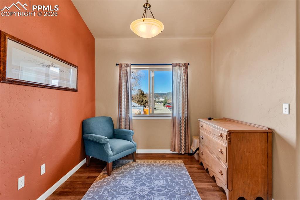 Image 18 of 45: Sitting Room