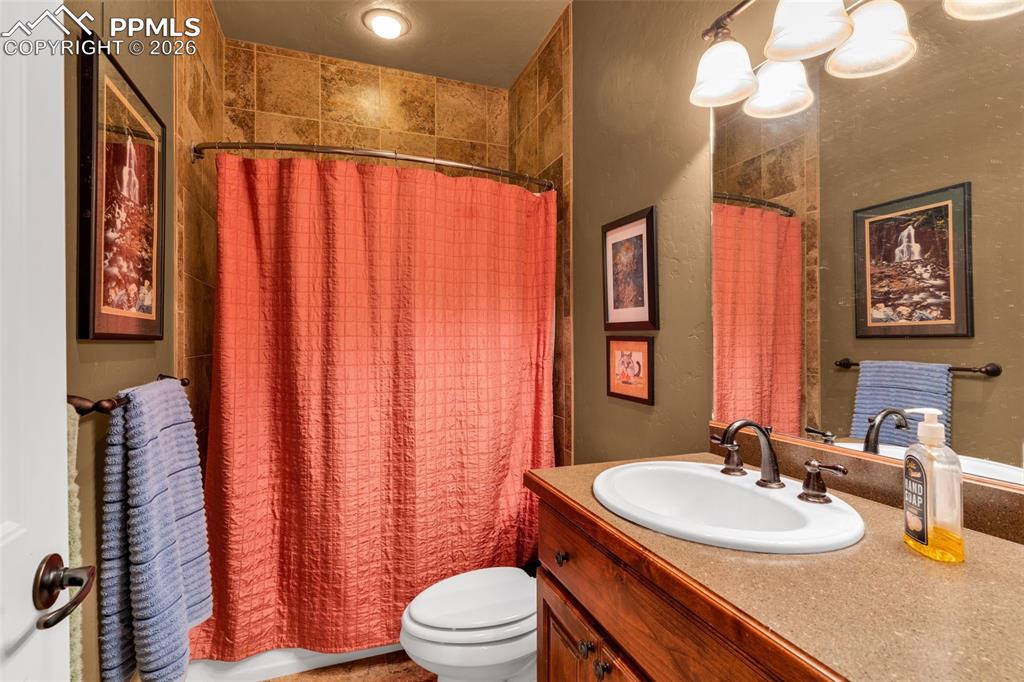 Image 20 of 45: Bathroom