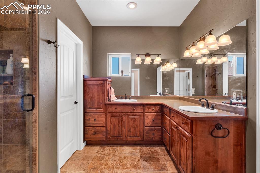 Image 23 of 45: Bathroom