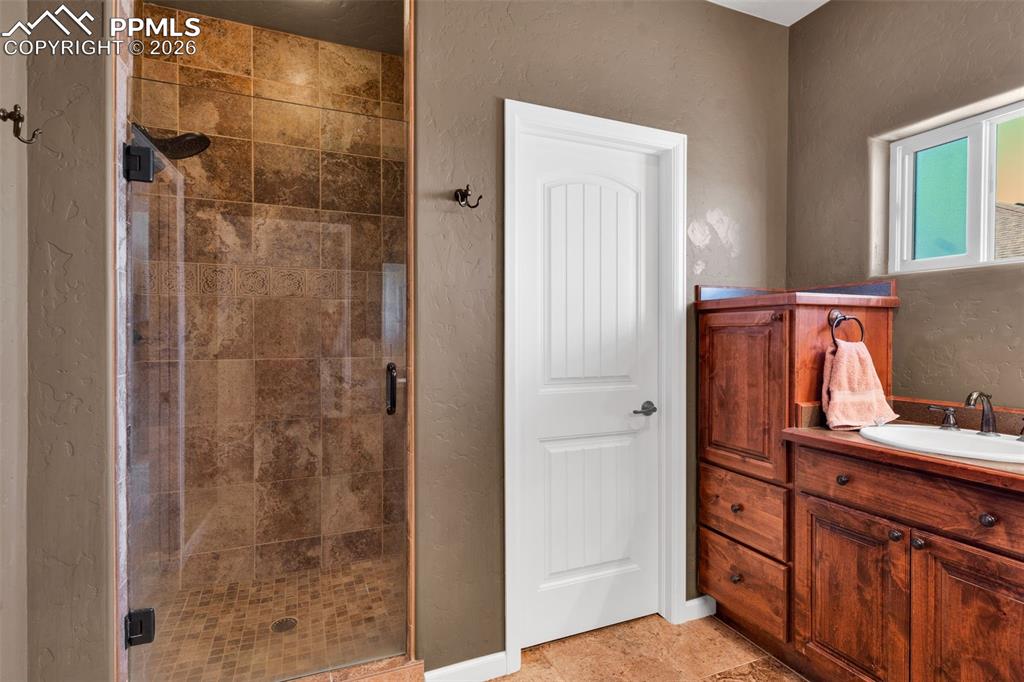 Image 24 of 45: Bathroom