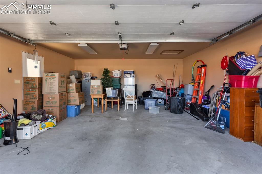 Image 32 of 45: Garage