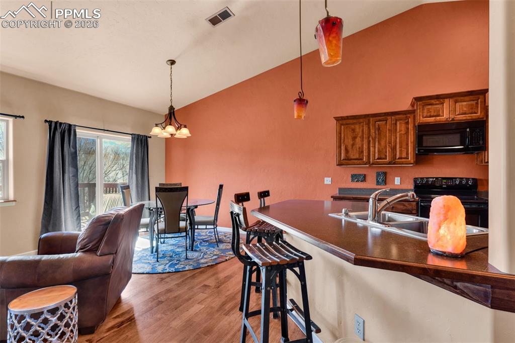 Image 4 of 45: Kitchen