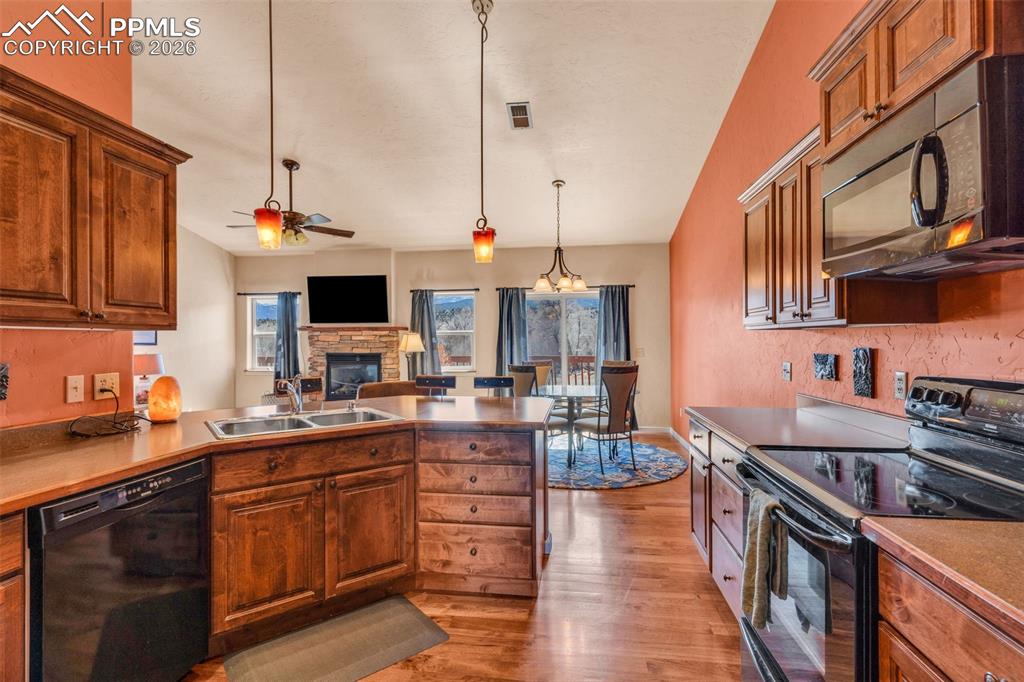 Image 5 of 45: Kitchen