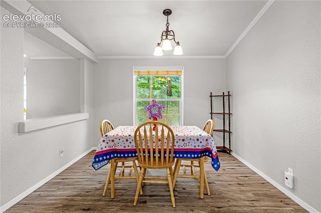 Image 11 of 36: Dining Area