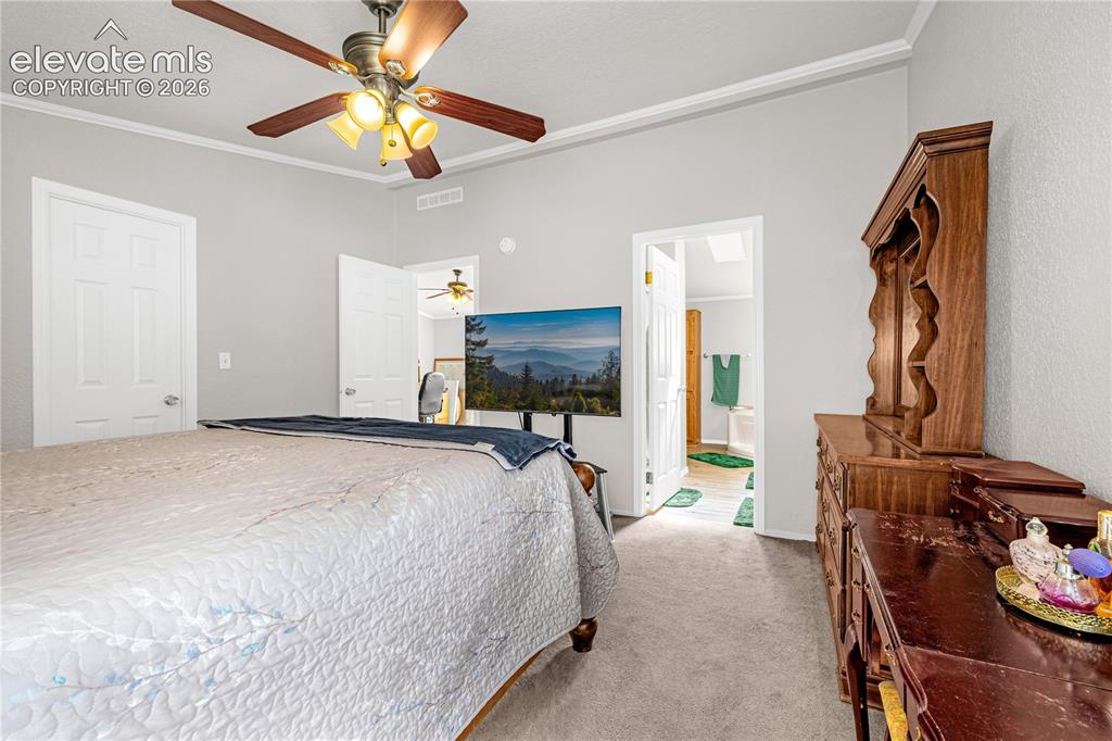 Image 14 of 36: Bedroom