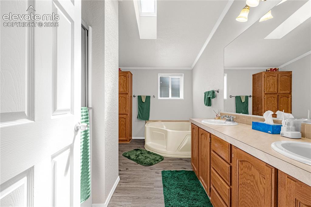 Image 15 of 36: Bathroom