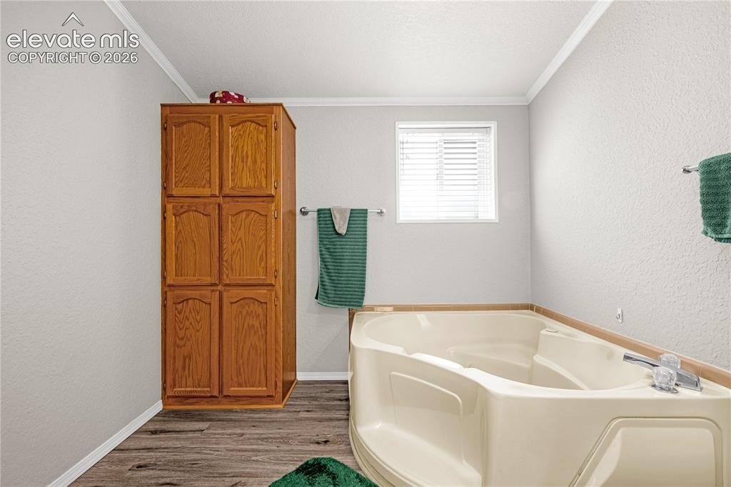 Image 16 of 36: Bathroom