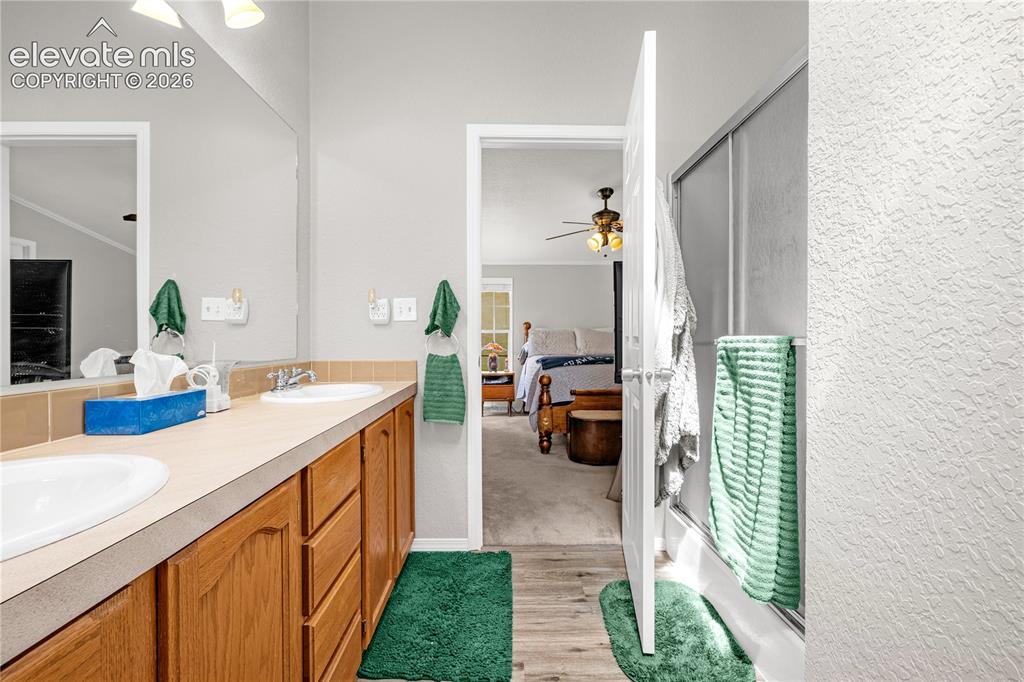 Image 17 of 36: Bathroom
