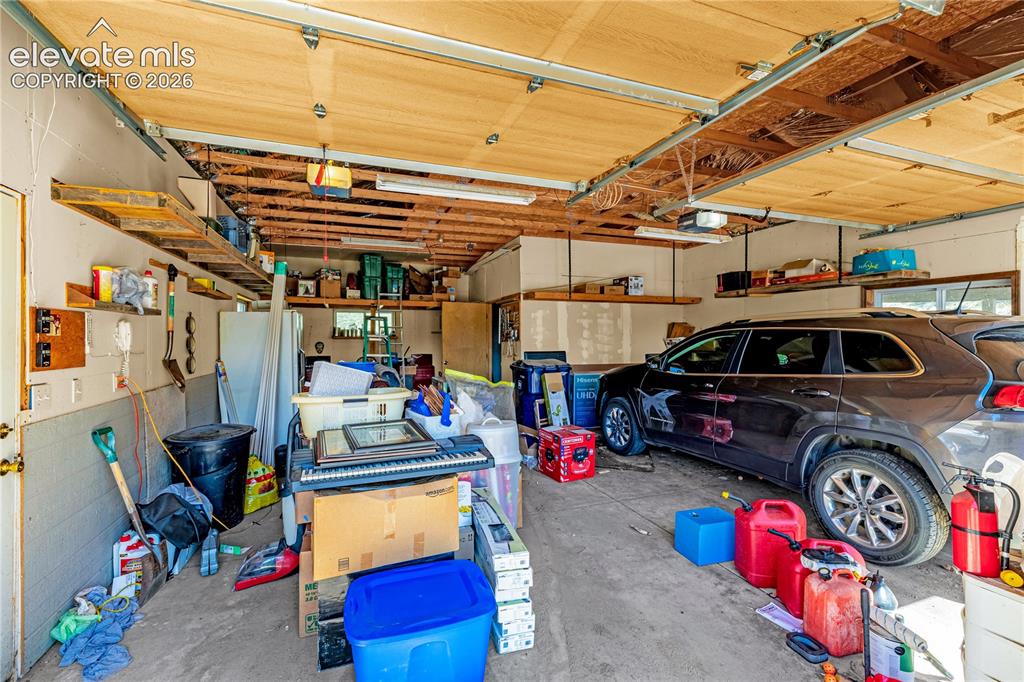 Image 35 of 36: Garage