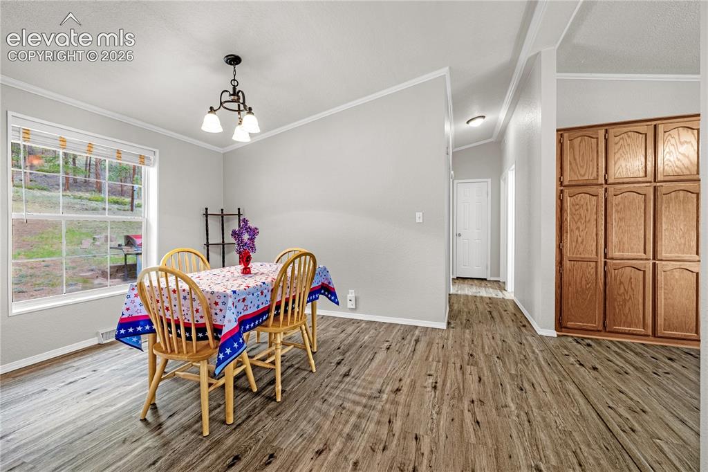 Image 8 of 36: Dining Area