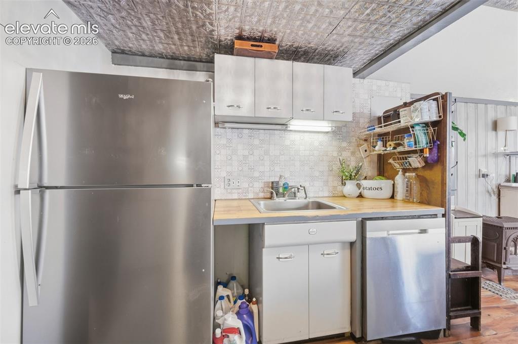 Image 14 of 50: Kitchen