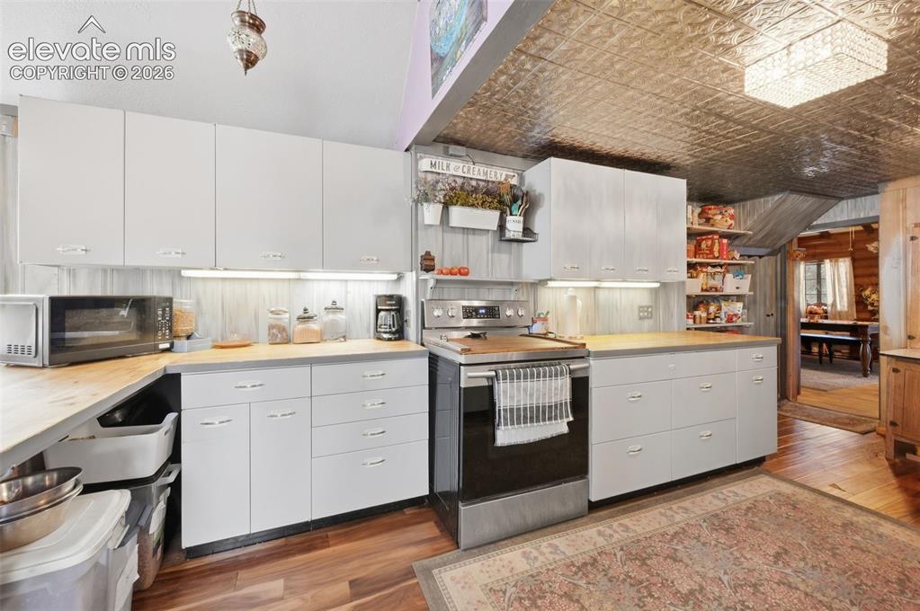 Image 15 of 50: Kitchen