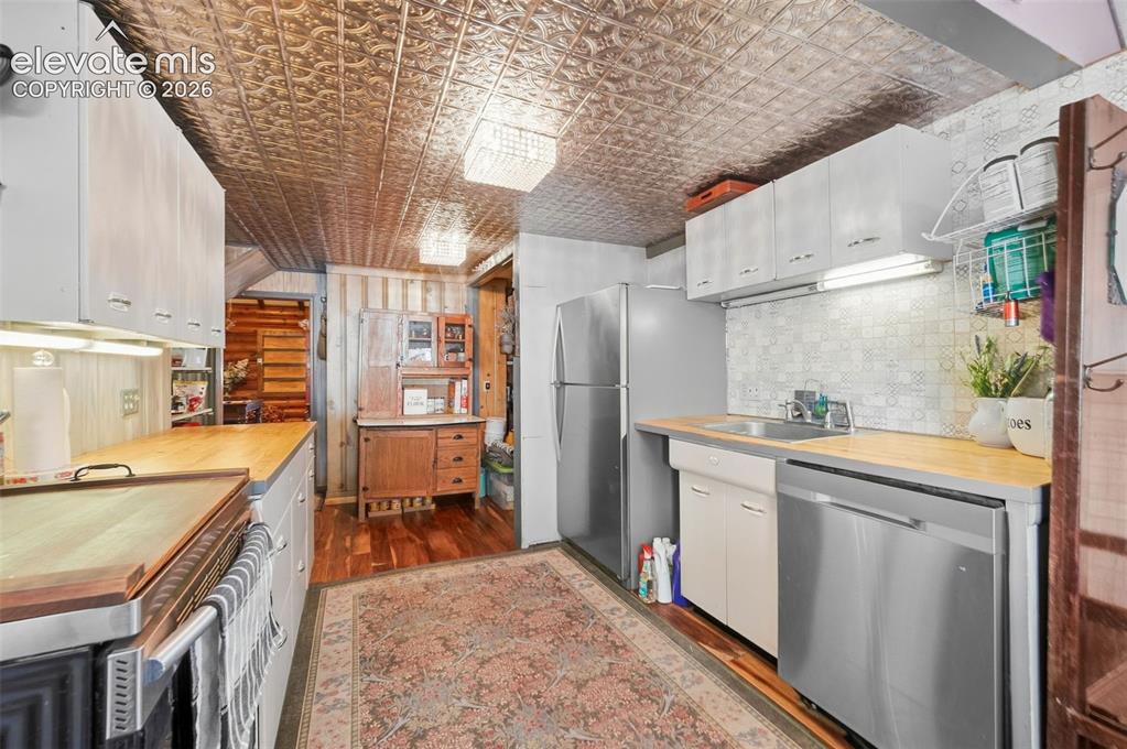 Image 16 of 50: Kitchen