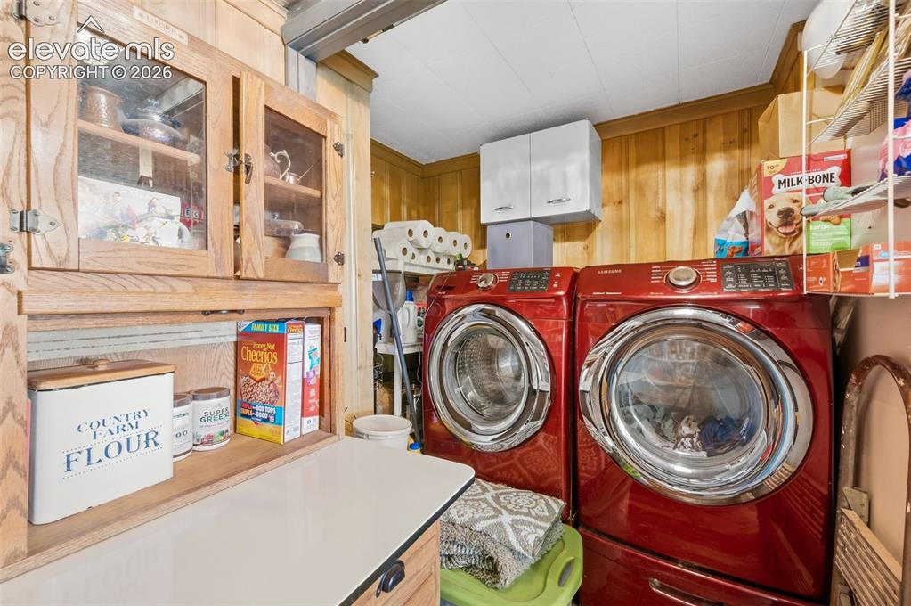 Image 18 of 50: Laundry