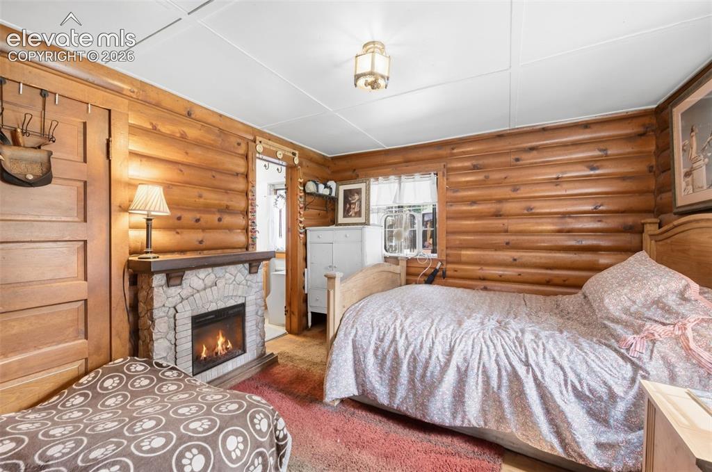 Image 19 of 50: Bedroom