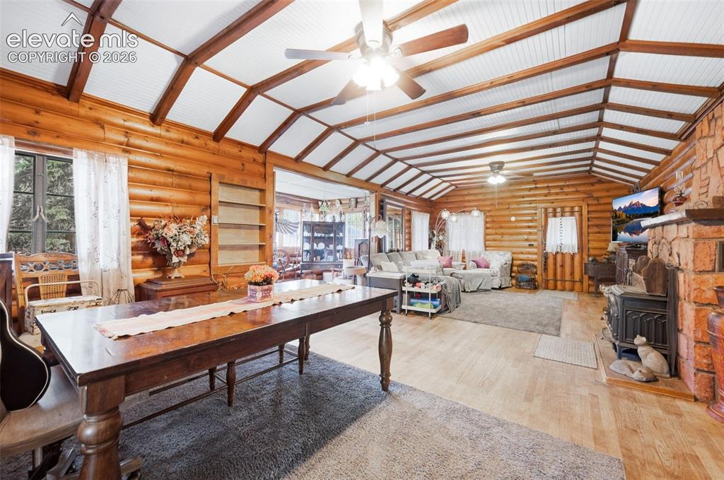 Image 8 of 50: Dining Area