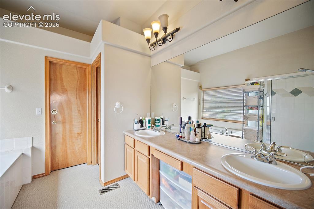 Image 22 of 41: Bathroom