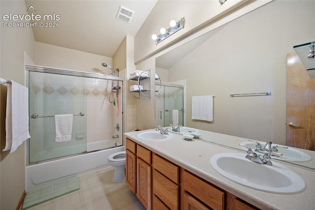 Image 32 of 41: Bathroom