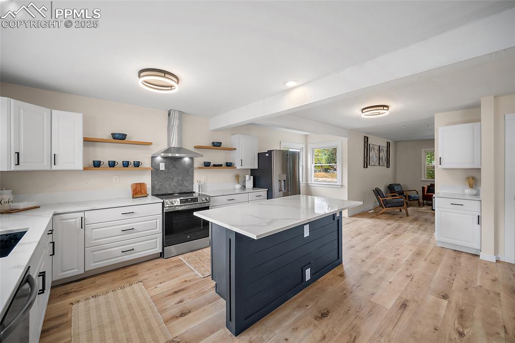 Image 10 of 45: Kitchen