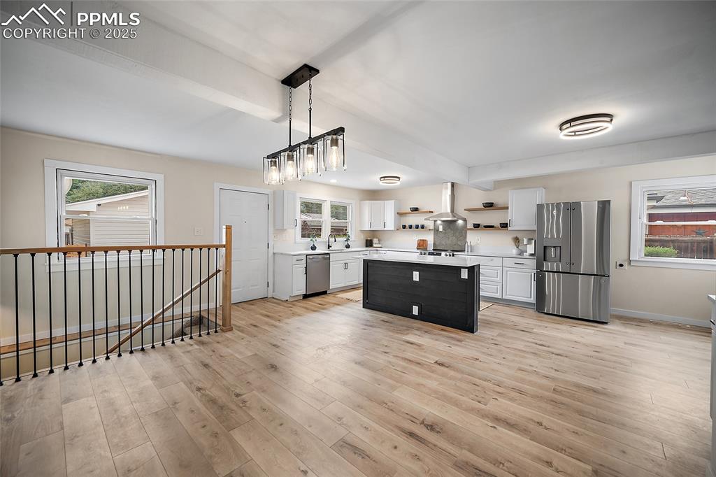 Image 12 of 45: Dining Area