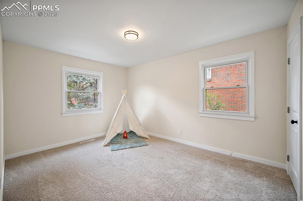 Image 25 of 45: Bedroom