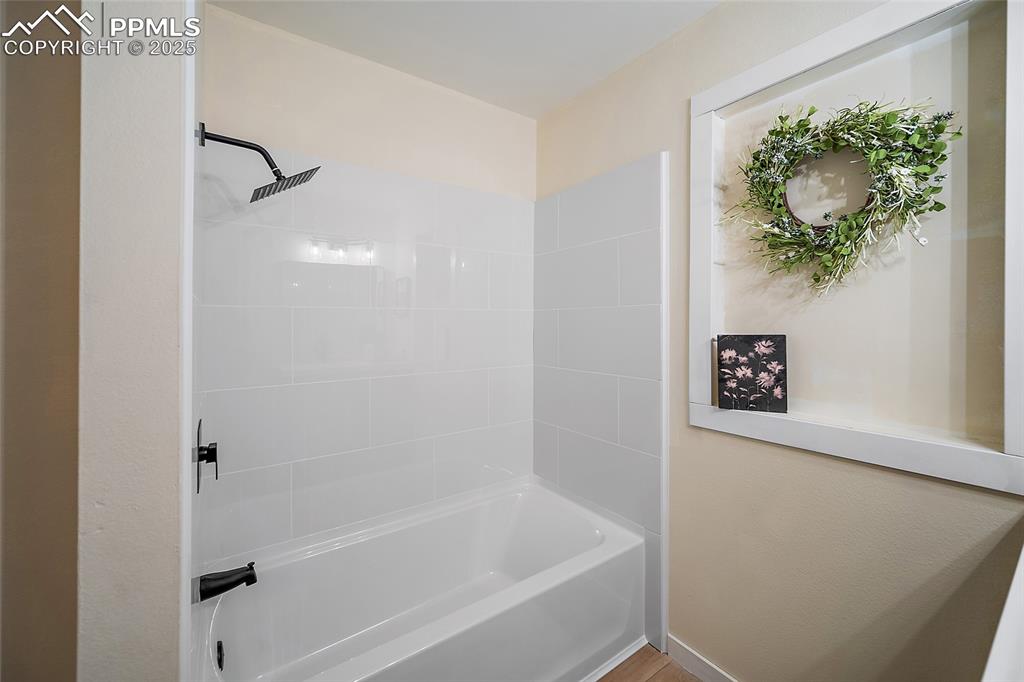 Image 26 of 45: Bathroom