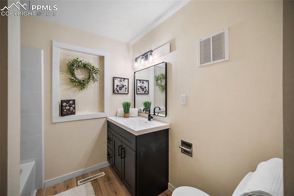 Image 27 of 45: Bathroom