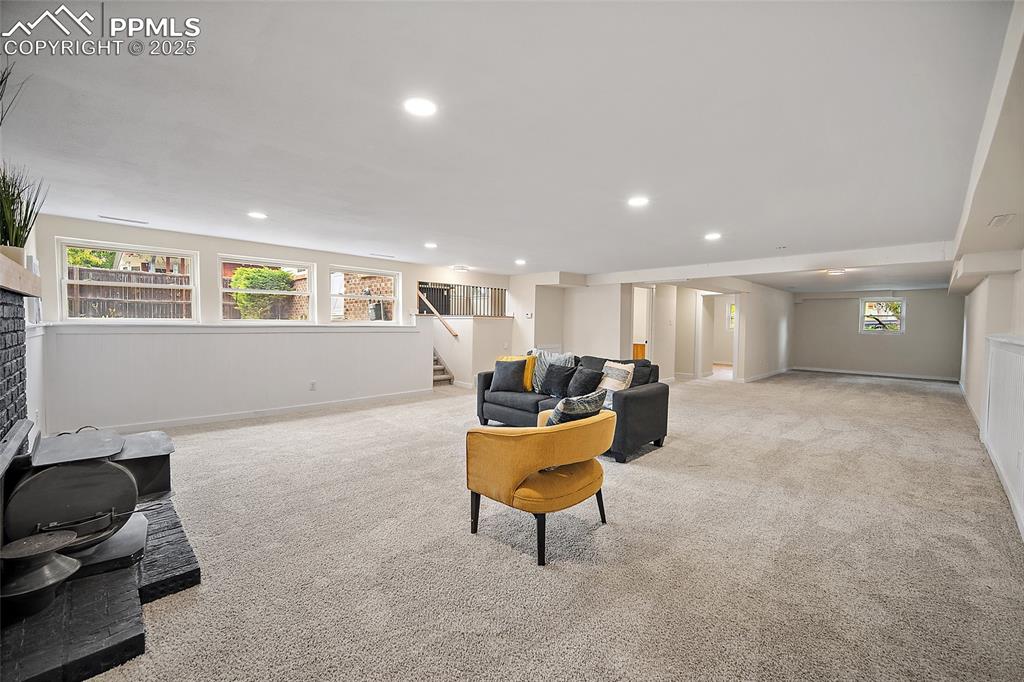 Image 30 of 45: Family Room