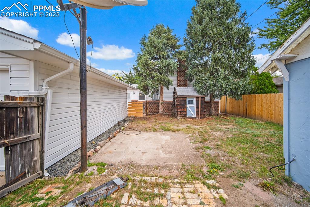 Image 41 of 45: Yard