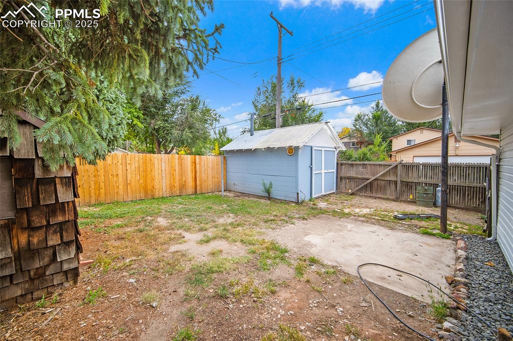 Image 42 of 45: Yard