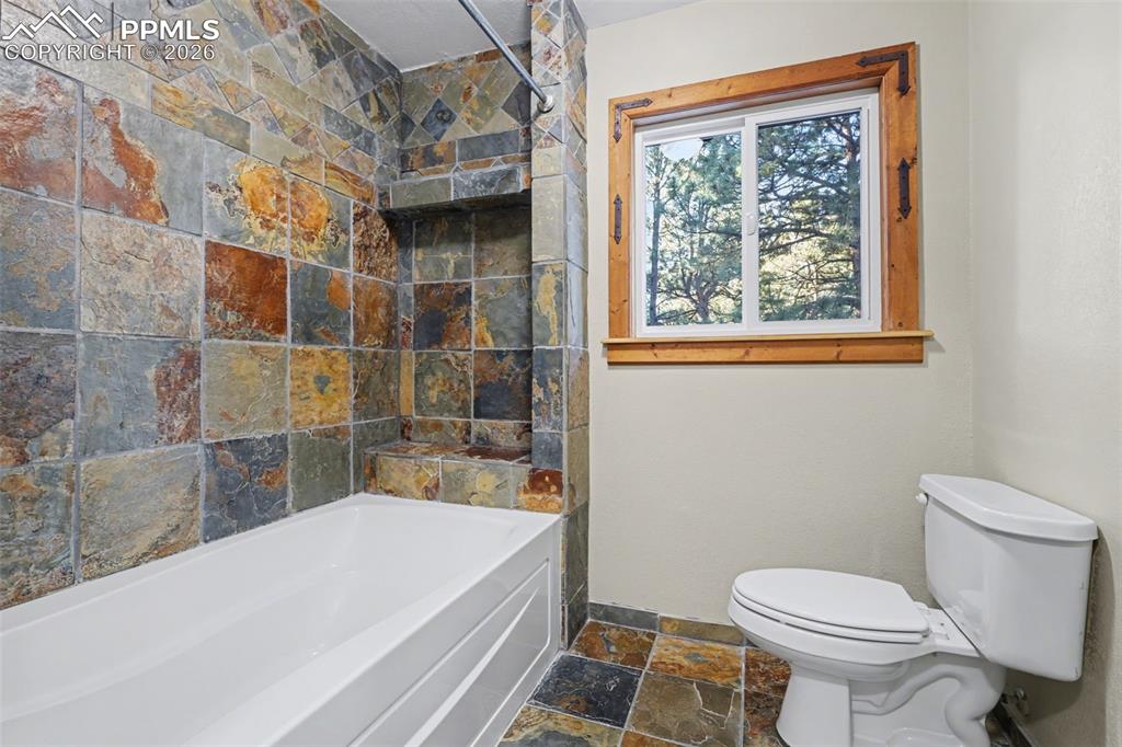 Image 13 of 50: Bathroom