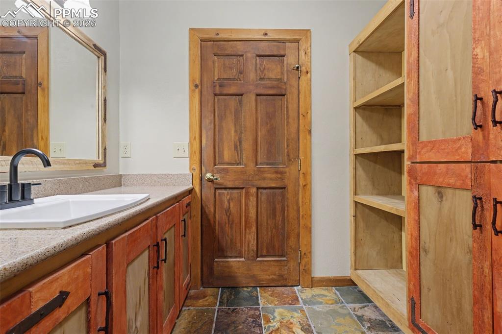 Image 14 of 50: Bathroom