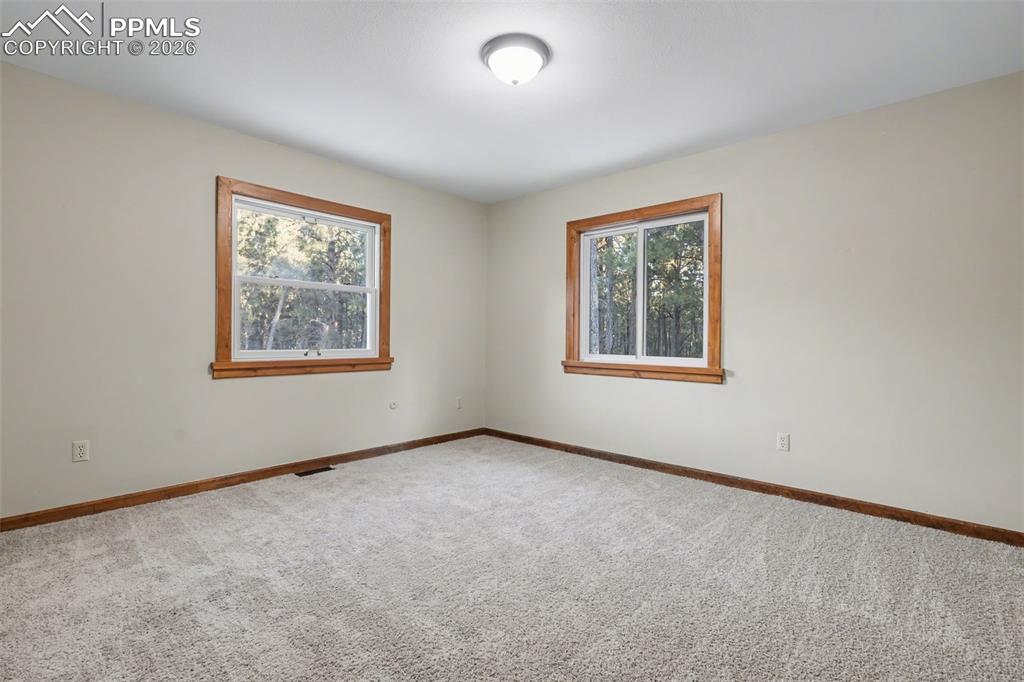 Image 16 of 50: Bedroom