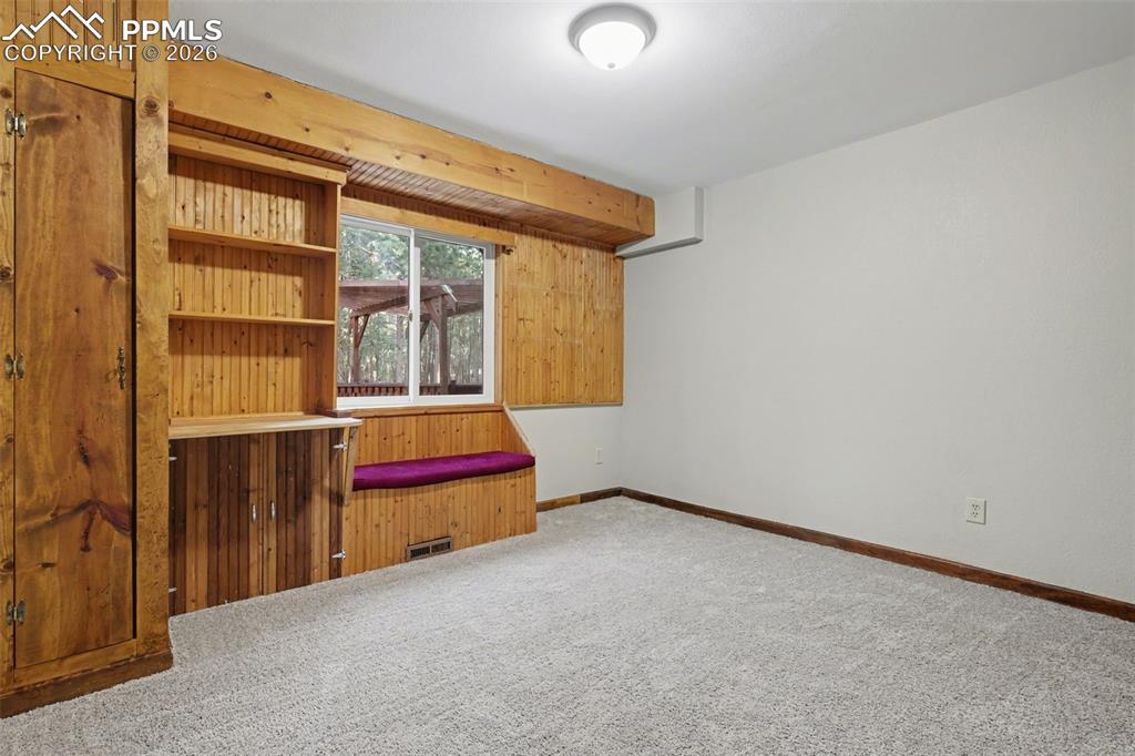 Image 17 of 50: Bedroom